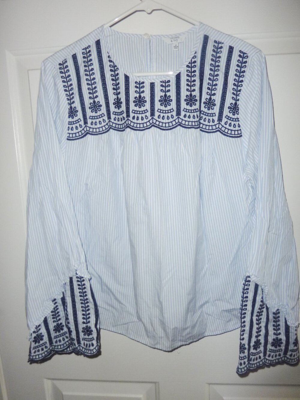 Mint Condition Crown & Ivy Light Blue White Seersucker Blouse Embroidery Medium
